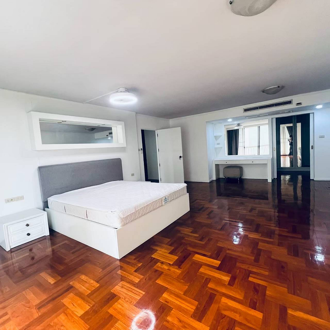 Service Apartment at Sukhumvit 24