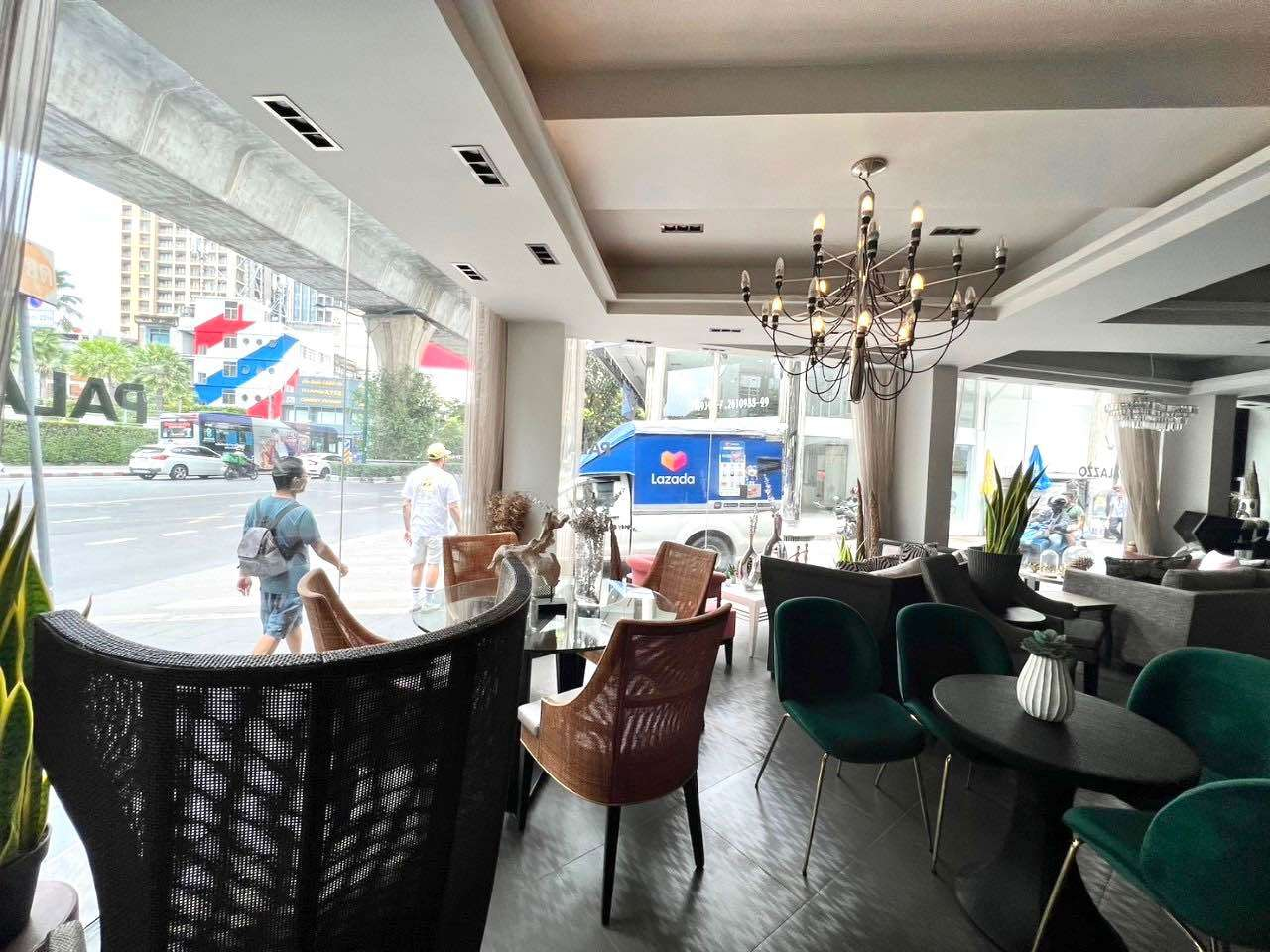Building for Rent (Corner of Soi Sukhumvit 43)