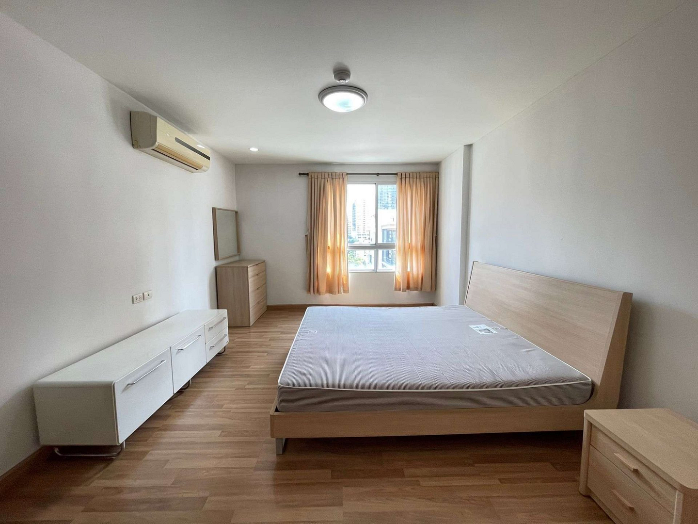 Y.O. Place ( Sukhumvit 16)