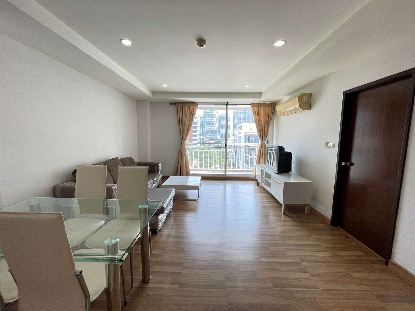 Y.O. Place ( Sukhumvit 16)