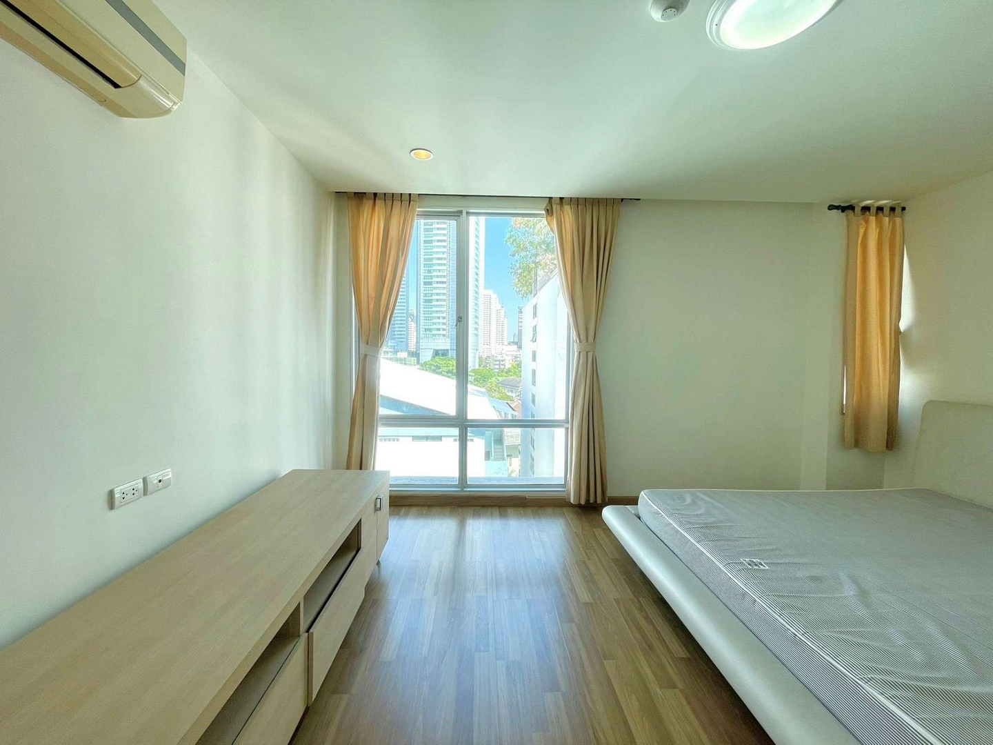 Y.O. Place (Sukhumvit 16)