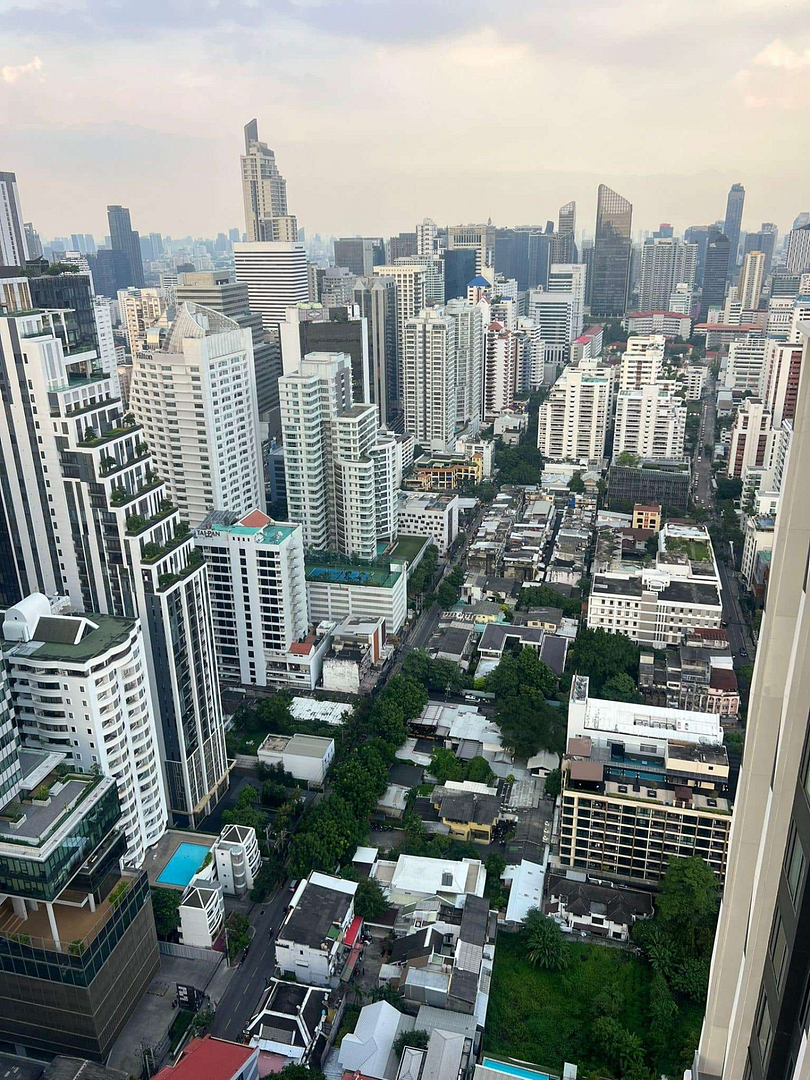 Edge Sukhumvit 23 Condo