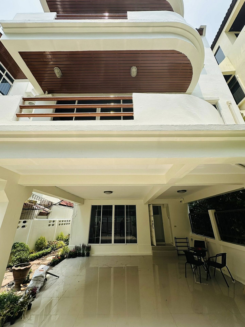 SINGLE HOUSE – SUKHUMVIT 31